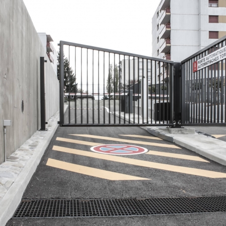 Outdoor swing gate