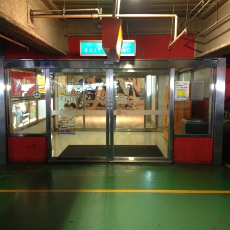 Pintu Otomatis Gedung Apartemen