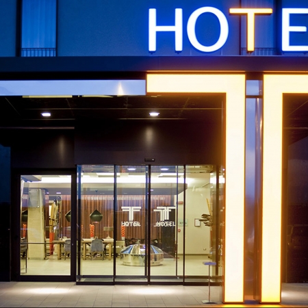 Pintu Otomatis Revolus-T Hotel