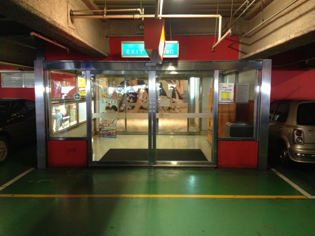 Pintu Otomatis Gedung Apartemen