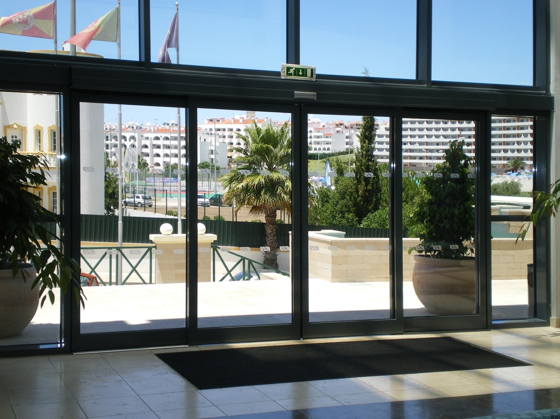 Pintu Otomatis Revolus Bandara Udara